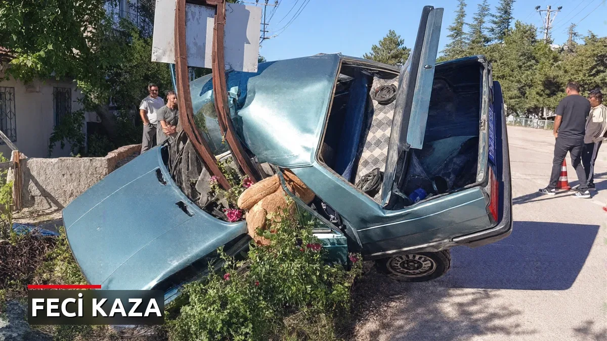 Amasya'da Feci Kaza: Direğe Çarpan Otomobil İkiye Ayrıldı, 2 Kişi Yaralandı