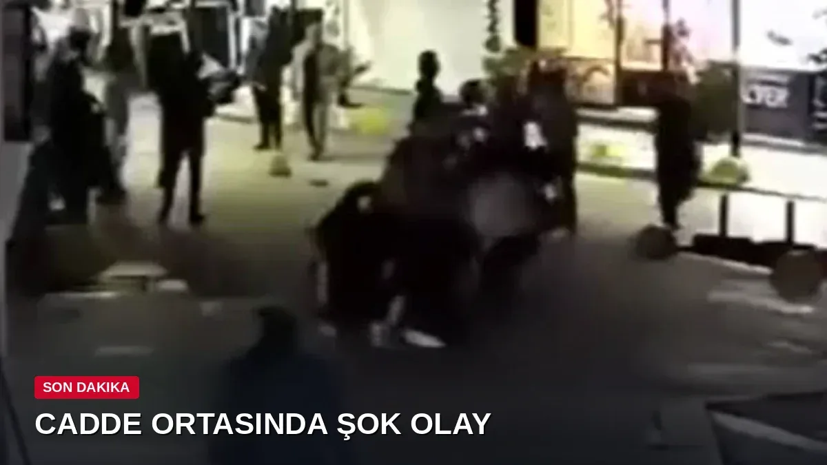 Cadde ortasında anne ve kızı kalabalık grup tarafından darbedildi: 'Annemi bırakın!'