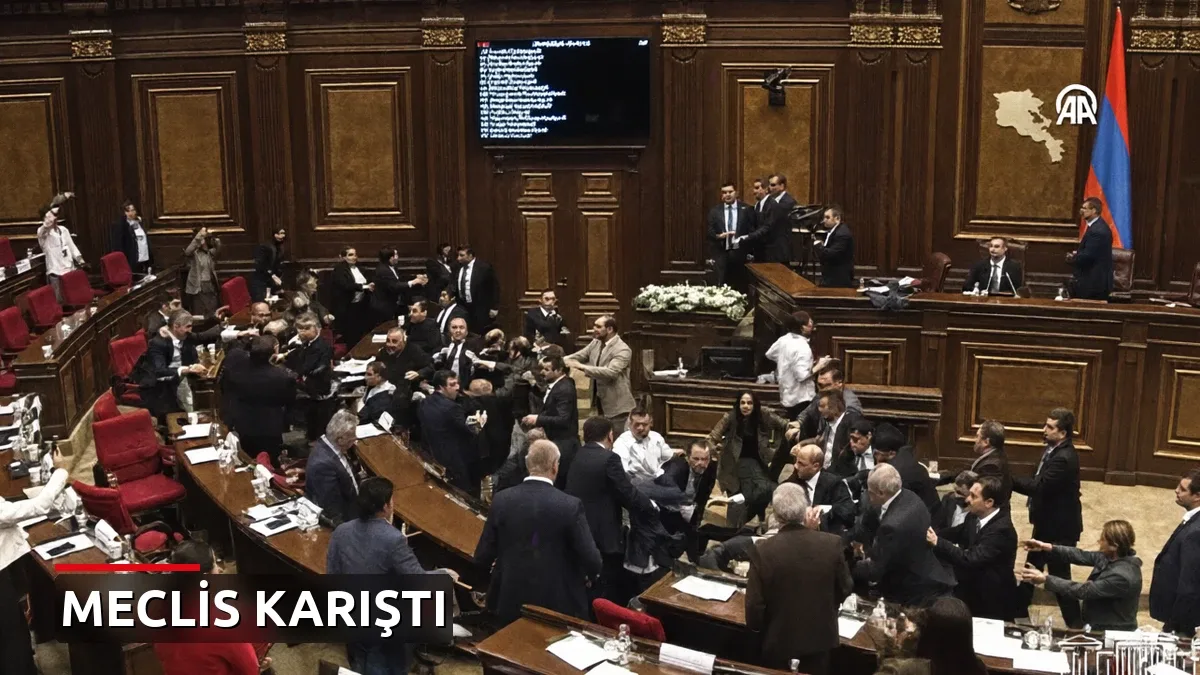 Ermenistan Parlamentosu'nda tekmeli yumruklu kavga: Koltuklar havada uçuştu