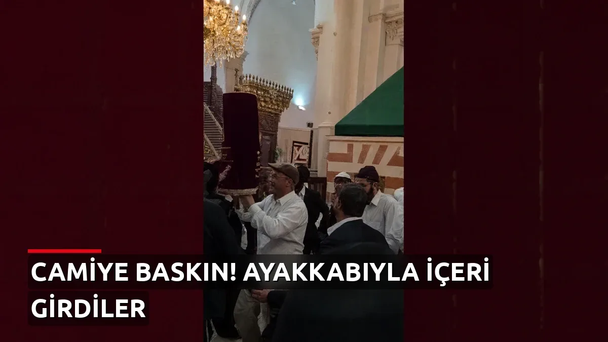 Fanatik grup tarihi camiye baskın düzenledi: Ayakkabılarıyla içeri girip dans ettiler