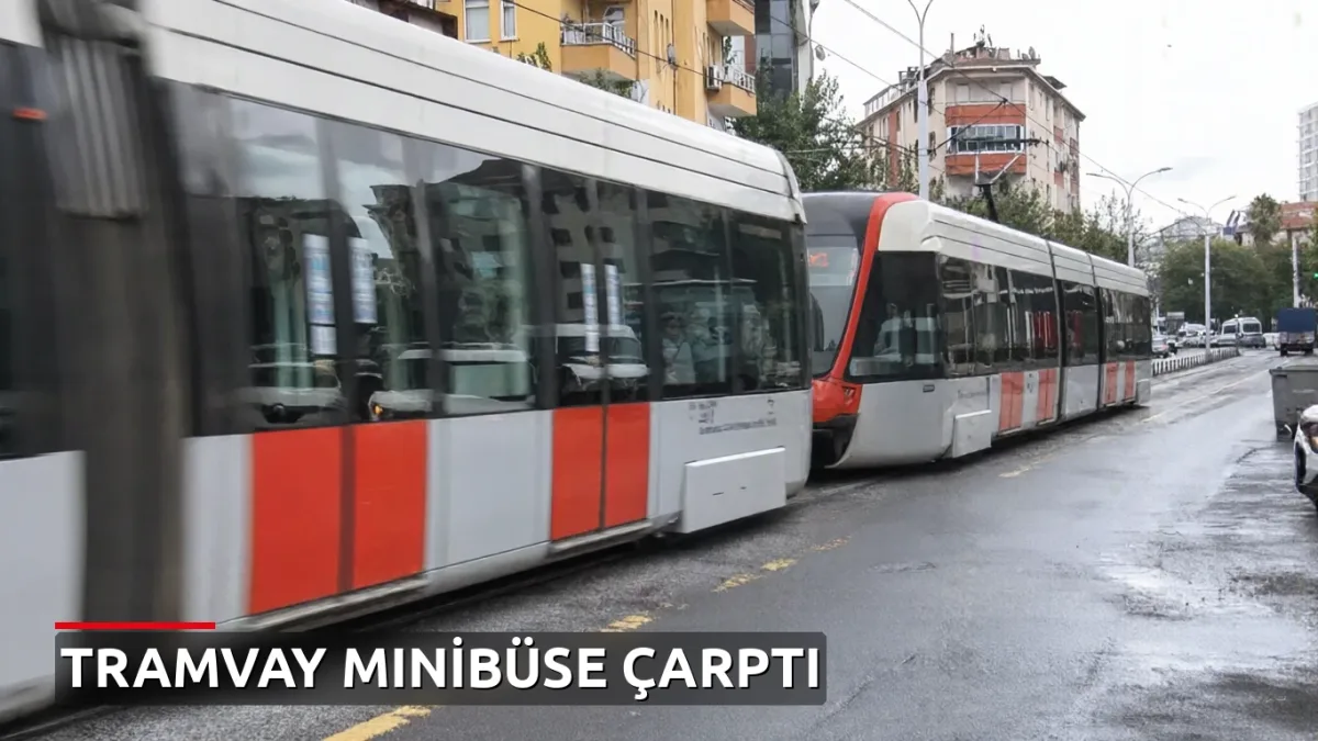 Güngören'de tramvay minibüse çarptı: Yaralılar var