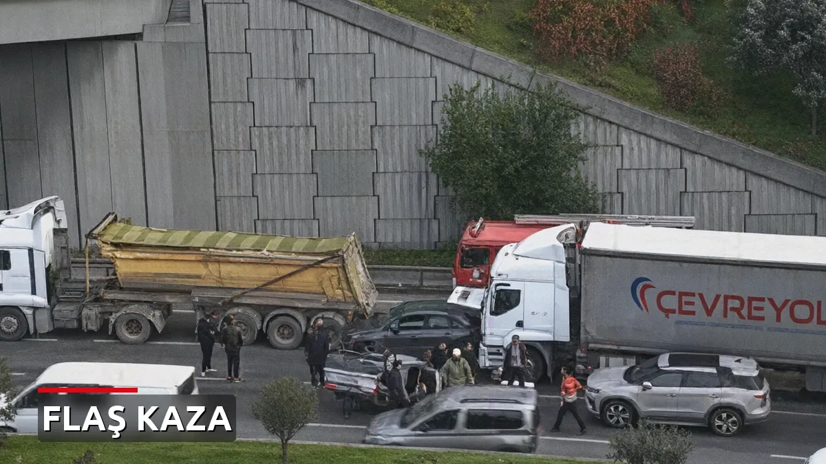 İstanbul Bağcılar'da zincirleme trafik kazası: 3 şerit kapatıldı