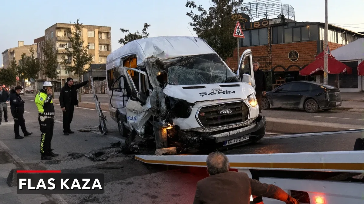 İstanbul'da servis minibüsü park halindeki kamyona çarptı: 9 kişi yaralandı