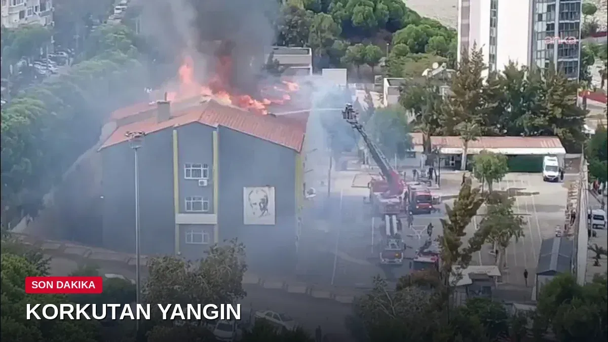 İzmir'de okul çatısında korkutan yangın: Çöken çatı yürekleri ağza getirdi