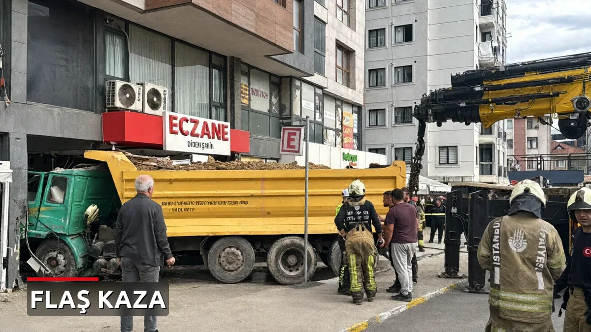 Pendik'te kontrolden çıkan kamyon eczaneye girdi: 7 kişi yaralandı